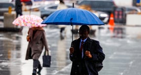 내일은 중부지방을 중심으로 겨울비가 내릴 전망이다. 사진은 서울 종로구 광화문광장에서 우산을 쓴 시민들이 이동하는 모습. /사진=뉴시스