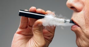 10대부터 전자담배를 이용한 20대 여성이 폐암 3기를 선고 받았다. /사진=클립아트코리아