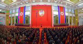 북한 노동당 기관지 노동신문은 전날인 27일 만수대의사당에서 김정은 당 총비서의 참석 아래 헌법절 53주년을 기념하는 국기게양 및 선서의식을 진행했다고 28일 보도했다. /사진=뉴스1(평양 노동신문)