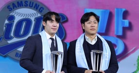 지난 1일 서울 광진구 그랜드 워커힐 서울에서 열린 '2025 컴투스프로야구 리얼글러브 어워드'에서 배스트배터리상을 수상한 삼성라이온즈 원태인과 강민호가 기념촬영을 하고 있다. /사진=뉴시스