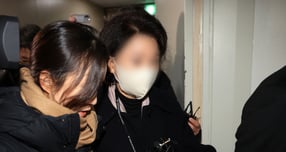 한학자 통일교 총재의 전 비서실장 정원주씨가 28일 오전 서울 서대문구 경찰청 중대범죄수사과로 조사를 받기 위해 출석하고 있다. 2025.12.28/뉴스1 ⓒ News1 김진환 기자