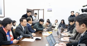 허영 더불어민주당 원내정책수석부대표가 22일 서울 여의도 국회에서 열린 ’쿠팡 연석 청문회‘ 관련 기자 간담회에서 발언하고 있다. 2025.12.22/뉴스1 © News1 이승배 기자