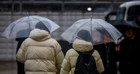 우박과 비가 내린 지난 23일 서울 종로구 광화문광장에서 우산을 쓴 시민들이 이동하고 있다. /사진=뉴시스