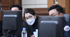 도이치모터스 주가조작과 명태균 공천개입, 통일교 청탁·뇌물 수수 의혹 혐의 등으로 구속기소 된 김건희 씨가 지난 3일 서울 서초구 서울중앙지방법원에서 열린 자본시장법 위반 혐의 결심 공판에 출석하고 있다. /사진=뉴시스