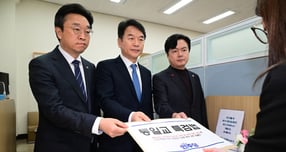 문진석 더불어민주당 원내수석이 26일 서울 여의도 국회 의안과에 통일교 특검법안을 제출하고 있다. (공동취재) 2025.12.26/뉴스1 © News1 신웅수 기자