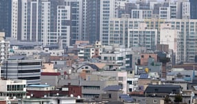 내년 서울 아파트값 상승률은 10·15 부동산 대책 여파로 역대 최고치를 기록한 올해보다는 낮아질 것으로 보이지만 공급 부족 문제가 이어지면서 강남권과 한강벨트 등 상급지를 중심으로 상승세는 계속될 것으로 전망된다.  이와 함께 가격 부담이 커진 영향으로 하향 매수가 늘어나면서, 올해보다 서울 중저가 단지를 중심으로 매매가 활발해질 가능성도 제기된다.  사진은 이날 서울의 한 빌라와 아파트 단지. /사진=(서울=뉴스1) 구윤성 기자