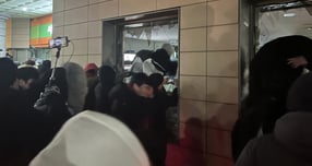 지난 1월19일 새벽 윤석열 대통령에 대한 구속영장이 발부되자 서울 서부지법에 지지자들이 진입해 난동을 부리고 있다. /사진=뉴스