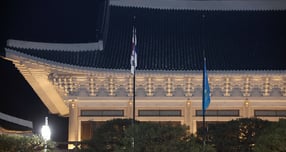 3년 7개월여만에 다시 청와대 시대가 열린다. 사진은 29일 청와대 본관 앞에 봉황기가 게양되는 모습. /사진=뉴시스