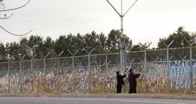 12·29 여객기 참사 1주기를 하루 앞둔 지난 28일 무안국제공항 외곽도로가 희생자 애도 리본으로 가득 차 있는 모습. /사진=뉴스