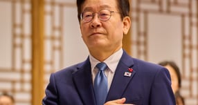 이재명 대통령이 청와대로 첫 출근했다. 사진은 이 대통령이 지난 26일 서울 용산 대통령실에서 열린 위험직무 순직 유가족 초청 오찬에서 국민의례를 하고 있는 모습. /사진=뉴시스(대통령실 제공)