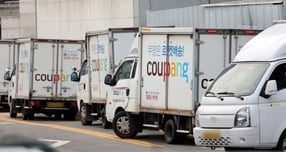  쿠팡이 대규모 개인정보 유출 사태에 따른 고객 보상안을 발표했으나 소비자들은 싸늘한 시선을 보내고 있다. 사진은 지난 28일 서울시내 한 쿠팡 물류센터에 주차된 배송트럭. /사진=뉴스1 황기선 기자
