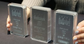 은값이 온스당 80달러(약 11만4000원)를 기록했다가 2% 하락했다. 사진은 지난 11일 경기 수원시 장안구 한국금거래소 골드쉘 수원장안점에서 직원이 실버바를 선보인 모습. /사진=뉴스