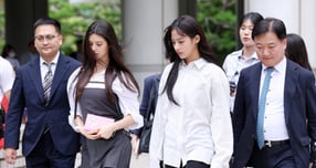 뉴진스 다니엘, 민지가 지난해 8월14일 서울 지방법원에서 열린 전속계약 유효 확인 소송 변론을 마친 뒤 법원을 나서고 있다. /사진=머니투데이