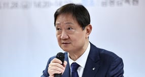 금융감독원과 금융사가 15년째 이어온 '아름다운 나눔' 성금 전달식을 통해 올해 16억2500억원을 구세군에 전달했다. 사진은 이찬진 금감원장. /사진=뉴스