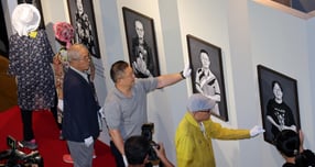 정부가 1945년 8월15일 광복 후 강제징용된 한국인들을 태우고 부산으로 향하던 일본 수송선이 폭발해 희생된 조선인이 3542명으로 확인됐다고 밝혔다. 사진은 제80주년 광복절을 앞두고 우키시마호 폭침사건 유족의 사진과 구술 기록을 담은 정부 차원 첫 공식 추모 전시 '귀환' 개막식이 열린 지난 8월11일 부산 남구 국립일제강제동원역사관 4층 기획전시실에서 강제동원 유가족 5명이 전시장 입구에 자신의 사진을 직접 게시하는 참여형 퍼포먼스를 한 모습. /사진=뉴시스