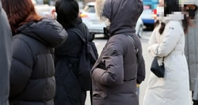 30일 전국이 대체로 맑으나 최저기온이 영하 8도로 떨어져 추운 날씨가 펼쳐질 예정이다. 사진은 지난 3일 서울 종로구 광화문 네거리에서 두꺼운 옷을 입은 시민들의 모습. /사진=뉴시스  