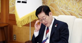 이재명 대통령이 이혜훈 초대 기획예산처 장관 후보자 12·3 불법계엄 옹호 논란과 관련해 후보자의 의사 표명이 필요하다고 말했다. 사진은 이 대통령이 29일 청와대 본관에서 참모진과 차담회를 하며 자료를 살펴본 모습. /사진=뉴시스(청와대통신사진기자단)  