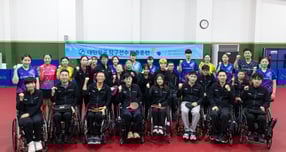 대한항공 소속 여자탁구단과 장애인 탁구선수들이 함께 훈련하고 교류하는 뜻 깊은 자리를 가졌다.  사진은 (뒷줄 왼쪽 두번째) 신유빈 선수을 비롯한 합동훈련 및 교류 행사에 참여한 대한항공 여자탁구단과 장애인 탁구선수들이 기념사진을 촬영하던 모습. /사진=대한항공