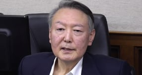 윤석열 전 대통령이 내란 우두머리 혐의 재판에 출석해 웃음을 보이기도 했다. 사진은 고위공직자범죄수사처(공수처) 체포영장 집행 방해 및 국무위원 심의권 침해로 재판에 넘겨진 윤 전 대통령이 지난 26일 서울 서초구 중앙지방법원에서 열린 1심 결심 공판에서 최후 진술을 하고 있는 모습. /사진=뉴스1(중앙지법 제공)