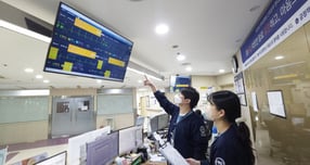 한양대학교 교육협력병원 센트럴병원이 대웅제약과 함께 AI(인공지능) 모니터링 시스템 씽크를 도입했다. 사진은 AI 모니터링 시스템을 활용해 입원 환자 상태를 확인하는 센트럴병원 의료진. /사진=대웅제약