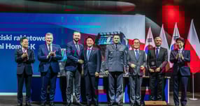 지난 29일 폴란드 바르샤바에서 열린 '천무 3차 실행계약 체결식'에서 강훈식 대통령실 비서실장(왼쪽 네번째)이 코시니악 카미슈 폴란드 부총리와 악수하고 있는 모습. (왼쪽부터) 손재일 한화에어로스페이스 대표이사, 파베우 베이다 폴란드 국방부 차관, (왼쪽 다섯째부터)아르투르 쿱텔 폴란드 군비청장, 이용철 방사청장, 피오트르 보이첵 WB그룹 회장, 원종대 국방부 자원관리실장. /사진=한화에어로스페이스