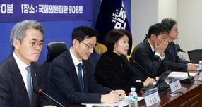 당정이 보이스피싱 근절을 위한 협의에서 내년 포부를 밝히며 관련 법안 통과를 약속했다. 사진은 30일 서울 여의도 국회에서 진행된 보이스피싱 태스크포스(TF) 당정 협의에서 발언하는 한정애 더불어민주당 정책위의장(가운데). /사진=뉴시스