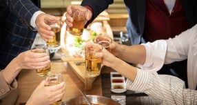 식품의약품안전처가 숙취해소 관련 표현을 사용해 표시·광고하는 28품목에 대해 인체적용시험 등 실증자료를 검토한 결과 25품목에서 숙취해소 효과가 확인됐다고 밝혔다. 사진은 기사의 이해를 돕기 위한 자료 사진. /사진=클립아트코리아