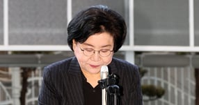 이혜훈 기획예산처 장관 후보자가 계엄 옹호 논란을 언급하며 사과했다. 사진은 이 후보자가 30일 서울 중구 예금보험공사에 마련된 인사청문회 준비 사무실로 출근하며 비상계엄 내란 옹호 발언에 대해 사과한 모습. /사진=뉴스