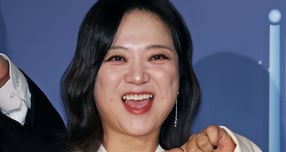 방송인 김숙이 MBC 연예대상에서 최우수상을 받고 '주사이모' 논란으로 방송 활동을 중단한 박나래를 언급했다. 사진은 구해줘 홈즈 김숙이 지난 29일 오후 서울 마포구 상암동 MBC에서 진행된 '2025 MBC 방송연예대상' 레드카펫행사에 참석한 모습. /사진=스타뉴스