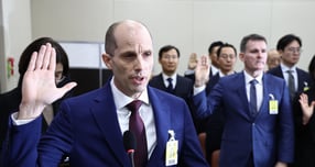 30일 서울 여의도 국회에서 열린 쿠팡 개인정보 유출사고 실태파악 관련 청문회에서 김범석 쿠팡 의장의 불출석과 진정성 없는 보상안에 대한 질타가 이어졌다. 해롤드 로저스 쿠팡 대표이사가 이날 증 선서하고 있다. /사진=뉴시스