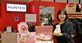 광주신세계 본관 지하 1층 '헌터(HUNTER)' 매장에서 직원이 잔망루피와 콜라보한 한정판 제품을 선보이고 있다/사진=광주신세계 제공.