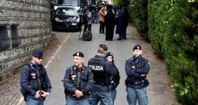 이탈리아 밀라노 한 아파트 안뜰에서 여성 시신이 발견돼 여성 살해 사건에 대한 불안이 늘어나고 있다. 사진은 지난 4월19일 이탈리아 로마에서 경계 근무 중인 현지 경찰관들의 모습. 해당 기사와 직접적인 연관없음. /사진=로이터