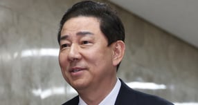 더불어민주당이 다음 달 11일 새 원내대표와 3명의 최고위원을 동시에 선출한다. 사진은 원내대표직에서 사퇴한 김병기 더불어민주당 의원이 30일 오후 서울 여의도 국회에서 열린 의원총회에 출석하고 있는 모습. /사진=뉴시스