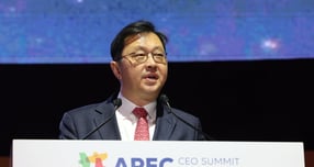 최재원 SK이노베이션 수석부회장이 SK스퀘어로 자리를 옮긴다. 사진은 최재원 SK그룹 부회장이 지난 10월31일 경북 경주예술의전당에서 열린 아시아태평양경제협력체(APEC) CEO 서밋에서 '아시아 태평양 LNG 협력' 세션 환영사를 하고 있는 모습. /사진=뉴시스