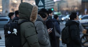 31일 최저기온이 영하 13도까지 떨어질 예정이다. 사진은 지난 30일 서울 광화문네거리에서 신호를 기다리는 시민들의 모습. /사진=뉴스