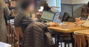 카페에서 혼자 좌석 4개를 차지한 '빌런 손님'의 모습이 포착됐다. 사진은 한 스타벅스 매장에서 혼자 여러 자리를 차지하고 있는 손님의 모습. /사진=온라인 커뮤니티 캡처