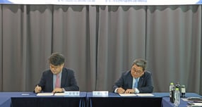 (왼쪽부터) 이제명 부산대 수소선박기술센터 센터장과 최종원 KAI 전략본부 본부장이 체결식에서 서명을 하고 있는 모습. /사진=KAI