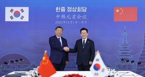 이재명 대통령이 다음달 4일 중국을 국빈 방문해 시진핑 중국 국가주석을 만난다. 사진은 이 대통령(오른쪽)과 시 주석이 지난달 1일 경북 경주박물관에서 한중 정상회담 기념촬영을 한 모습. /사진=뉴시스