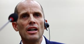 해롤드 로저스 쿠팡 대표이사가 30일 오전 서울 여의도 국회에서 열린 쿠팡 침해사고 및 개인정보 유출, 불공정 거래, 노동환경 실태 파악과 재발방지 대책 마련을 위한 연석 청문회에 참석해 '셀프 조사'와 관련해 "국정원의 지시를 따랐다"라고 주장했다. 이에 배경훈 부총리 겸 과학기술정보통신부 장관은 "국정원은 증거물 운반만 도왔을뿐 주관 부서가 아니다"라고 반박했다. /사진=뉴시스