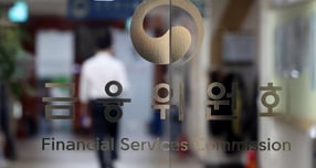 금융위원회는 은행권의 자체 감정평가를 조정하는 방안과 관련해 이달 내 관계기관 최종 합의안을 확정할 계획이었으나 합의 목표를 달성하지 못했다. 사진은 정부서울청사 내 금융위원회. /사진=뉴시스