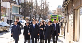 이재명 대통령이 청와대 인근 삼청동 수제비집을 참모들과 함께 방문했다. 사진은 이 대통령(가운데)과 김민석 국무총리(맨앞 오른쪽)가 30일 서울 종로구 삼청동 한 음식점에서 오찬을 하기 위해 이동 중인 모습. /사진=뉴스1(청와대 제공)