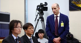 주병기 공정거래위원장이 김범석 쿠팡 의장의 동생 김유석 부사장의 경영 참여 여부를 다시 들여다본다. 해롤드 로저스 쿠팡 대표이사가 30일 서울 여의도 국회에서 열린 쿠팡 침해사고 및 개인정보 유출, 불공정 거래, 노동환경 실태 파악과 재발방지 대책 마련을 위한 연석 청문회에서 지난 11월 제주에서 새벽배송을 하다 숨진 택배기사 오승용 씨의 누나 오혜리 씨에게 사과하고 있다. /사진=뉴시스