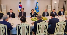 이재명 대통령의 다음달 4~7일 중국 국빈 방문에 4대 그룹 총수를 비롯한 200여명 규모의 경제사절단이 동행한다. 사진은 이재명 대통령이 13일 서울 용산구 대통령실에서 열린 6경제단체와 기업인 간담회에서 참석자의 발언을 경청하고 있는 모습. /사진=대통령실 제공