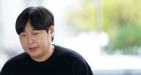 불법도박 혐의로 자숙 중인 방송인 이진호(39)가 4대 보험료 고액·상습체납자 명단에 포함됐다사진은 지난해 10월 서울 강남구 대치동 강남경찰서에 피의자 신분으로 출석한 코미디언 이진호. /사진=머니S DB