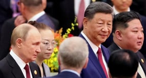 블라디미르 푸틴 러시아 대통령이 2026년 새해 인사를 건넨 각국 정상 수신자 명단에 도널드 트럼프 미국 대통령, 시진핑 중국 국가주석, 김정은 북한 국무위원장 등 전 세계 20여명 정상들의 이름이 올랐다. 사진은 지난 9월3일(현지시각) 중국 베이징 인민대회당에서 열린 제2차 세계대전 종전 80주년 기념식에 참석한 푸틴 대통령(맨 왼쪽), 시 주석(오른쪽 두번째), 김 위원장(맨 오른쪽)의 모습. /사진=로이터