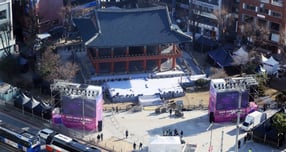 경찰이 서울에서 열리는 제야의 종 타종 행사를 앞두고 31일 오후부터 대규모 교통 통제를 진행한다. 사진은 지난 30일 서울 종로구 보신각 일대에서 '제야의 종 타종 행사'를 앞두고 행사준비가 진행된 모습. /사진=뉴스