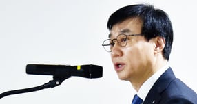 김철주 생명보험협회장이 소비자보호를 위한 태스크포스를 운영하며 업계 전반적인 제도 개선을 31일 약속했다. 사진은 지난해 3월 기자간담회에 참석해 발언하는 김 회장. /사진=임한별 기자