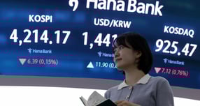 2025년 코스피가 사상 최초로 4000포인트를 넘기며 4214.17포인트로 마감했다. 사진은 30일 서울 중구 하나은행 딜링룸 전광판에 표시된 2025년 코스피 종가. /사진=뉴스