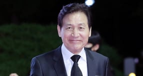 배우 안성기가 지난 30일 병원 응급실에 이송돼 현재 위중한 상태인 것으로 알려졌다. 배우 안성기가 2021S년 10월6일 '제26회 부산국제영화제'(BIFF) 개막식에 참석해 레드카펫을 밟는 모습. /사진=머니투데이