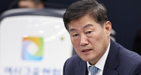 정완규 여신금융협회장이 2026년 병오년(丙午年) 신년사를 통해 "여신금융업계가 변화에 발맞춰 신성장 동력을 확보하고 혁신적인 서비스를 적극 발굴해 국민경제의 버팀목이자 상생 파트너로서 더 큰 역할을 해야 한다"고 밝혔다.  /사진=뉴스